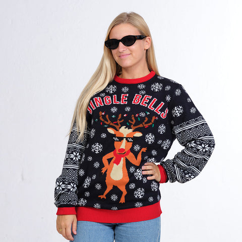 En kvinde med solbriller iført en sort julesweater.