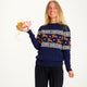 En dame iført en blå julesweater med citatet "Merry Christmas".